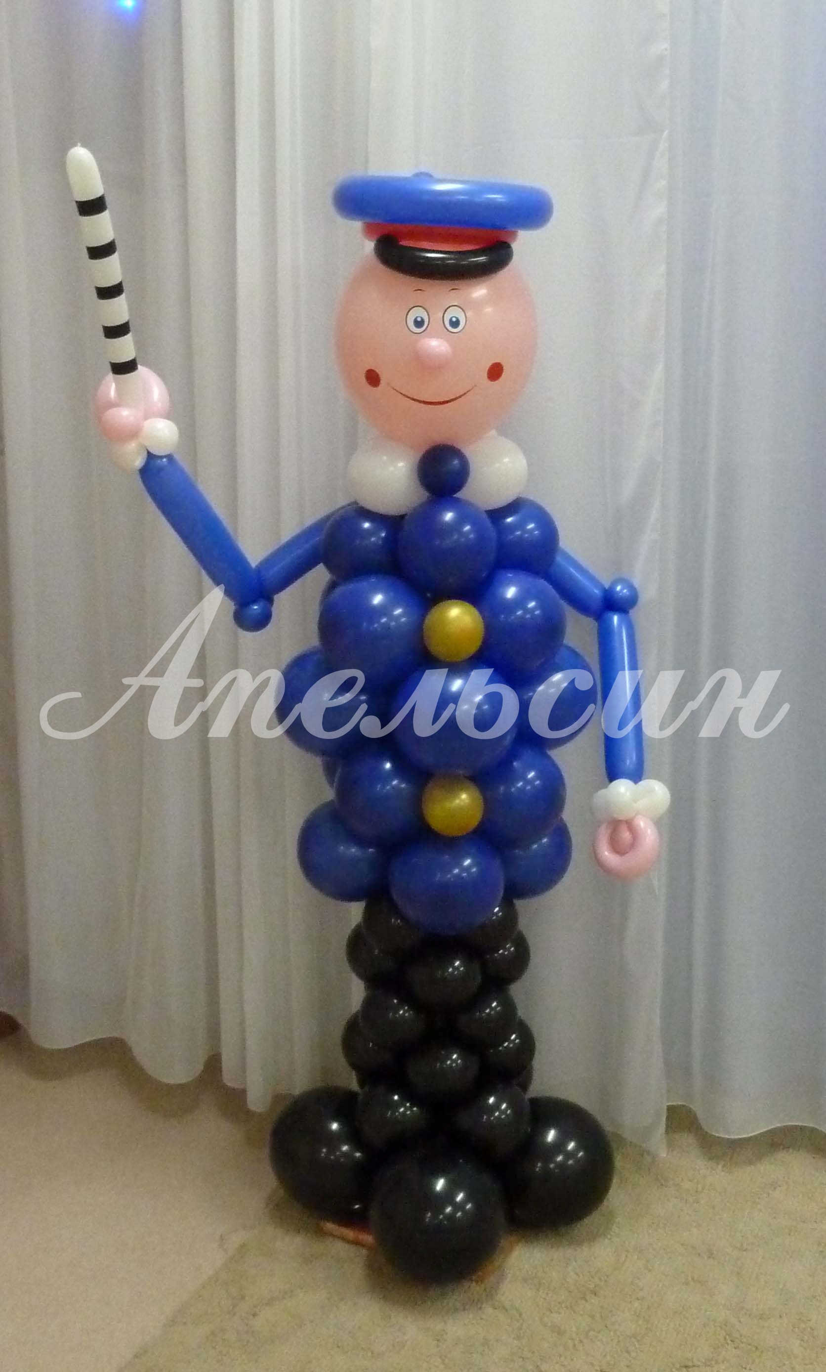 Фигура из шаров "Постовой" высота 1,5 метра