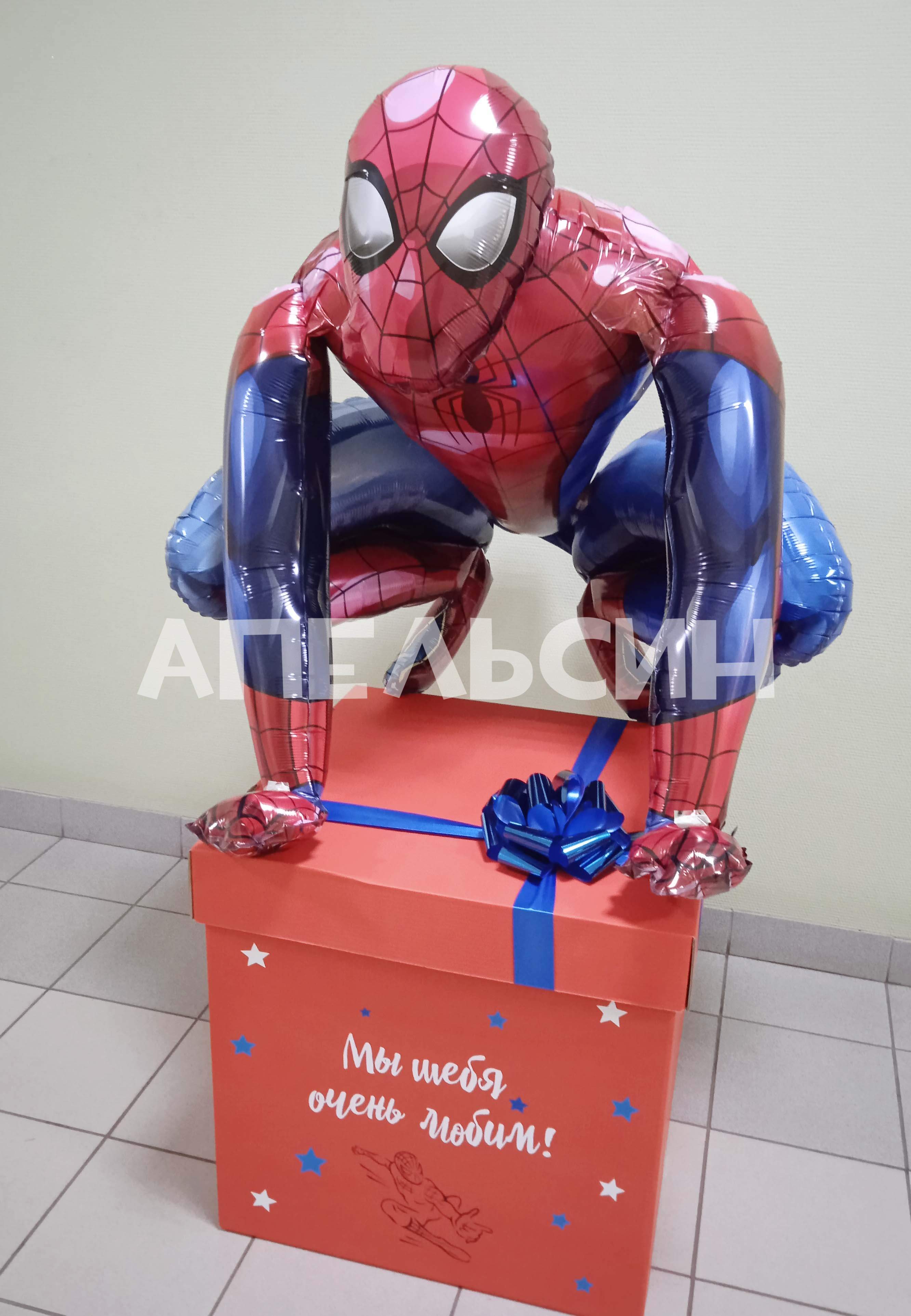 Коробка с шарами и ростовая фигура "человек-паук"