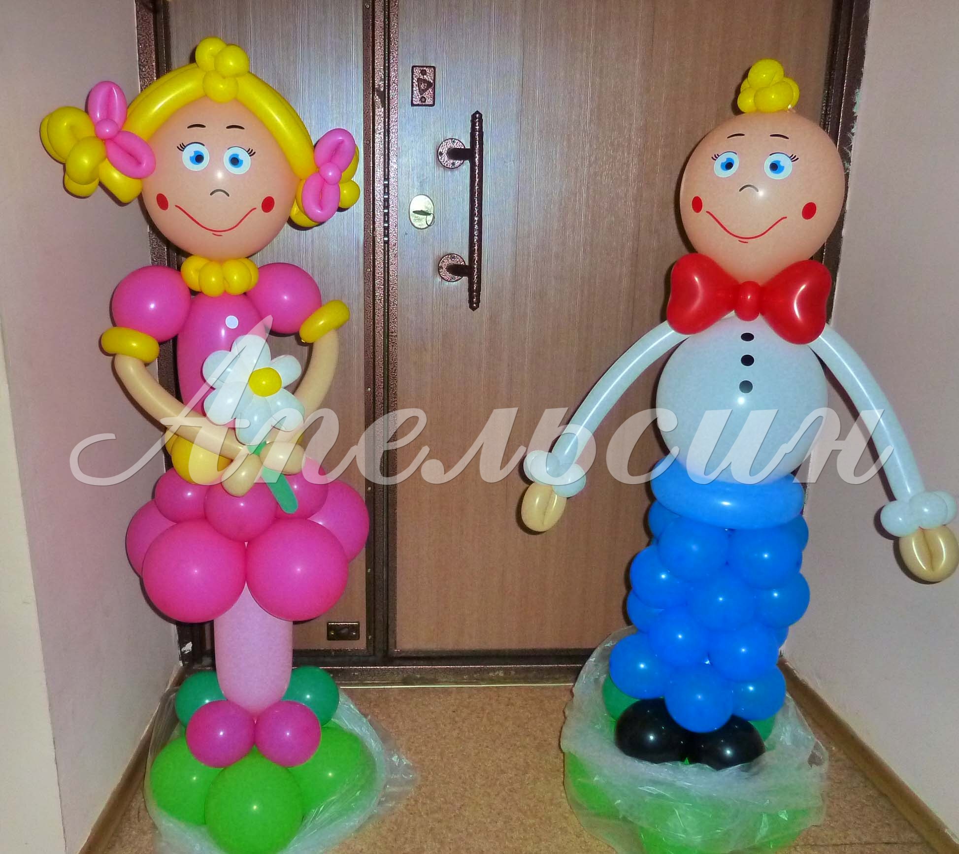 Мальчик и девочка из воздушных шаров