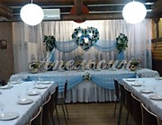 Декорирование тканью и шарами зала на свадьбу